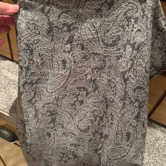 Last price drop!! Paisley 70% Pashmina Silk 30% Silk Blend Scarf/Wrap blk&white - Picture 3 of 5